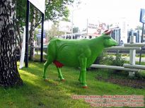 Зелёная корова с красным выменем - фото