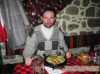 Саче - национальное болгарское блюдо из жареного мяса и овощей - фото