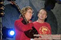 Призовую гитару вручают Стиллавин и Бачинский - фото