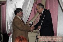 Медаль вручил Армену Оганесяну вице-президент ЕАТР Валерий Рузин - фото