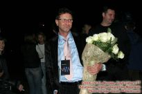 Президент ЕМГ Жорж Полински с букетом белых роз для Мадонны - фото