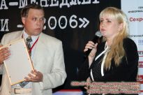 Игорь Шатров вручает диплом Анне Смирновой - фото