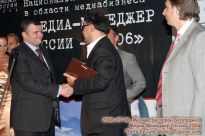 Александр Акопов получает поздравления от Сенкевича - фото