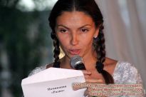 Наталья Синдеева зачитывает победителя в номинации 