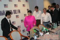 Liza Minnelli идёт на пресс-конференцию Серебряного Дождя - фото