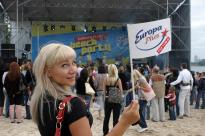 Девушка с флагом радио Европа Плюс - фото