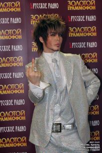 Сергей Зверев демонстрирует перстень на среднем пальце - фото