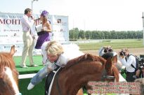 Николай Басков пытается сесть на лошадь - фото