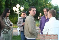 Константин Михайлов (в фиолетовой рубашке) - фото