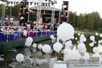 Белые воздушные шары над гладью пруда - фото