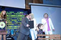 Алексей Митрофанов поздравляет солистку группы Самоцветы Елену Преснякову - фото