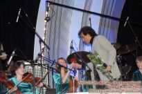 Toto Cutugno флиртует с девушками из оркестра :) - фото