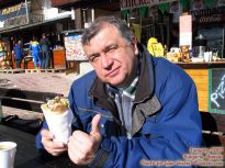 Алексей Савенков с шаурмой на обед - фото
