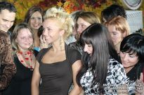 Звезда утреннего эфира Юности Ксения Любимова в окружении коллег - фото