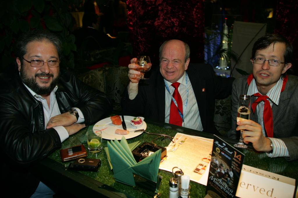 Борис Минц (ФК Открытие) (слева) с друзьями - Business FM - пионерская вечеринка от радиостанции (Royal Beach, Санкт-Петербург) 2008-06-07 23:34:00