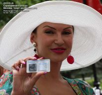 Эвелина Блёданс с бриллиантом 0,01 карат - фото