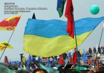 Украинский флаг над полем Нашествия - фото
