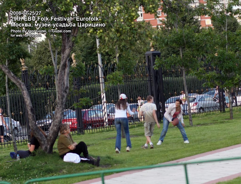 Кто-то и в мячик играл, в общем настоящий open air - Eurofolk 2008 (Музей-усадьба "Царицыно") 2008-07-27 20:22:42