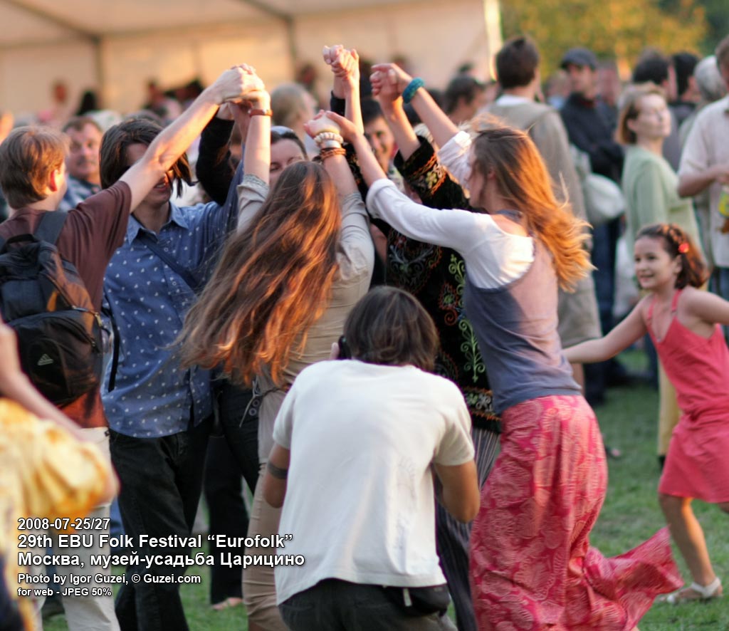 Народные танцы во время фестиваля Еврофолк 2008 в Царицино (Москва) - Eurofolk 2008 (Музей-усадьба "Царицыно") 2008-07-27 21:27:10