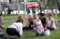 Интервью со шведскими девушками прямо на газоне - фото
