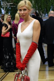 Алёна Свиридова в белом платье и красных перчатках - фото