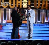 ведущие вечера Людмила Артемьева и Дмитрий Дюжев поздравляют певца с победой - фото