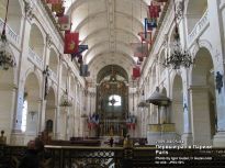 Солдатския церковь с трофейными флагами - фото