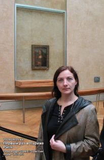 Татьяна Гузей на фоне Моны Лизы Леонардо да Винчи в Лувре. Попытка сделать серьёзное лицо. - фото