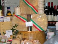 Цены на сыр в итальянском магазинчике в Париже - фото