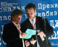 Георгий Альтман и Егор Серов сейчас объявит о победе Шансона - фото