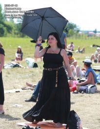 Чёрное платье и чёрный зонт на солнце - фото