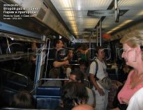 Музыкант с усилителем и микрофоном в метро - фото