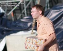 Именинник Алексей Степин с увесистым подарком от Добрых Песен - фото