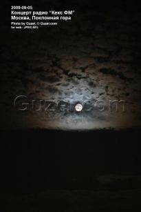Ночная луна освещает облака сверху - фото