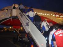 Сборная России поднимается на борт самолета - фото