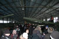 В больших ангарах с техникой небывалое количество народа. Фото - Владимир Гурьянов - фото