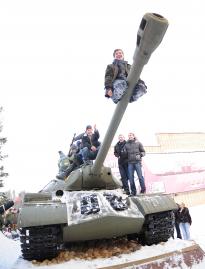 ...по танкам шумно ползали не только дети, но и взрослые. Фото - Юрий Магас - фото