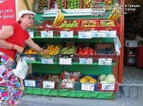 Цены на овощи-фрукты в греческом городке - фото
