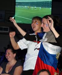 - Спортбар отличный! Пусть он будет всегда! – говорит девушка с российским флагом на щеке. - фото