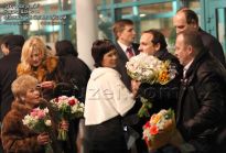 Поклонницы Стаса Михайлова всё же нашли возможность вручить ему цветы на выходе из СК Олимпийский - фото