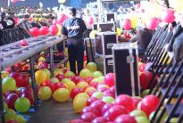 Воздушные шарики должны были упасть в танцпол, а упали в технический сектор - фото