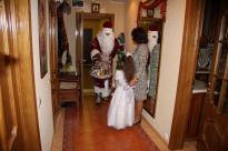 мама Ани впускает высокого гостя в дом. Так Анечка впервые в жизни увидела живого Деда Мороза - фото