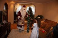 Анечка Федорова приглашает  Деда Мороза в гостинную - фото