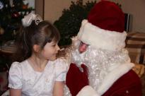 Прежде чем подарить девочке подарок, Дед Мороз поинтересовался у Ани ее жизнью и  ее увлечениями. - фото