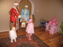 Маленькую Аришу Набатову Дед Мороз назвал маленькой принцессой. И подарил ей подарок, соответствующий ее королевскому статусу... - фото