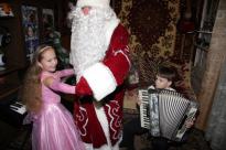Счастливый Дима Перминов приготовил Деду Морозу большой концерт! - фото