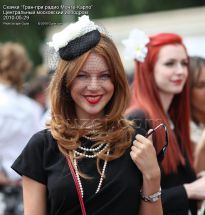 Наталья Подольская, в чёрном платье с белыми бусами - фото