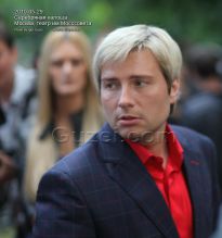 Николай Басков в клетчатом пиджаке - фото