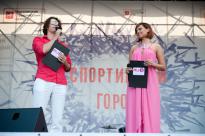 Ведущие концерта Дмитрий Оленин и Юлика - фото