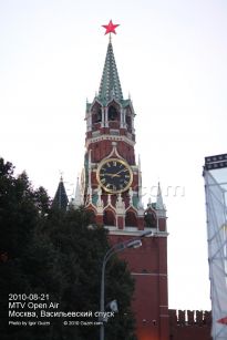 Спасская башня зажигает рубиновую звезду - фото